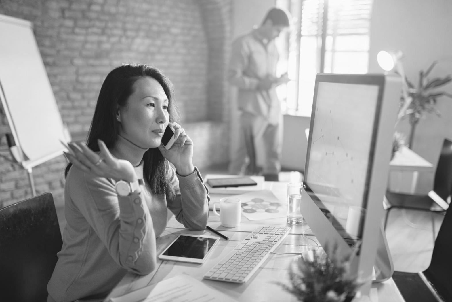 Kollaborative Lernumgebung mit Teilnehmern in einer Datenbankadministrations-Schulung, die gemeinsam an modernen Arbeitsplätzen arbeiten