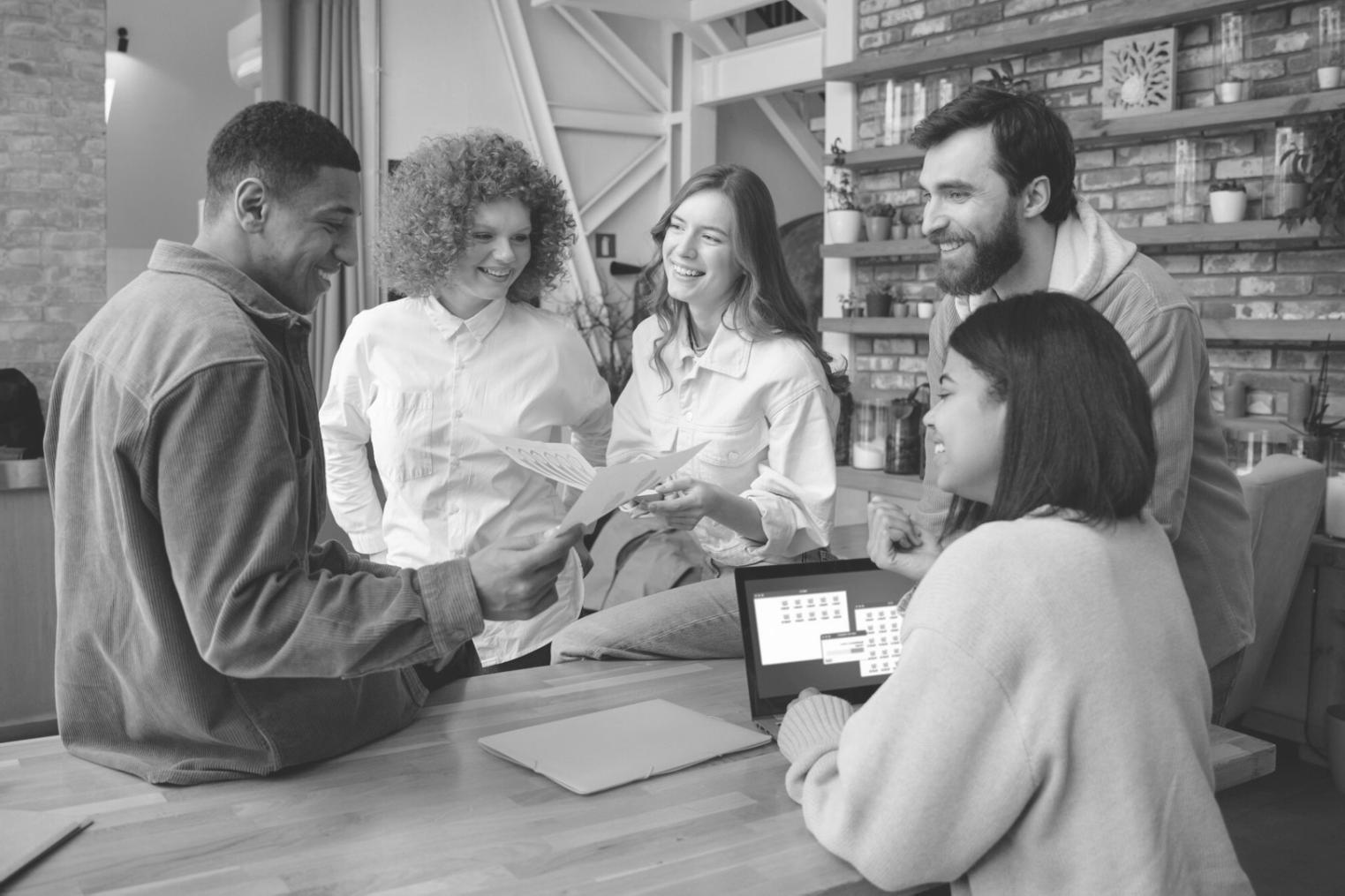 Studenten arbeiten gemeinsam an Datenbankprojekten im modernen Computerlab